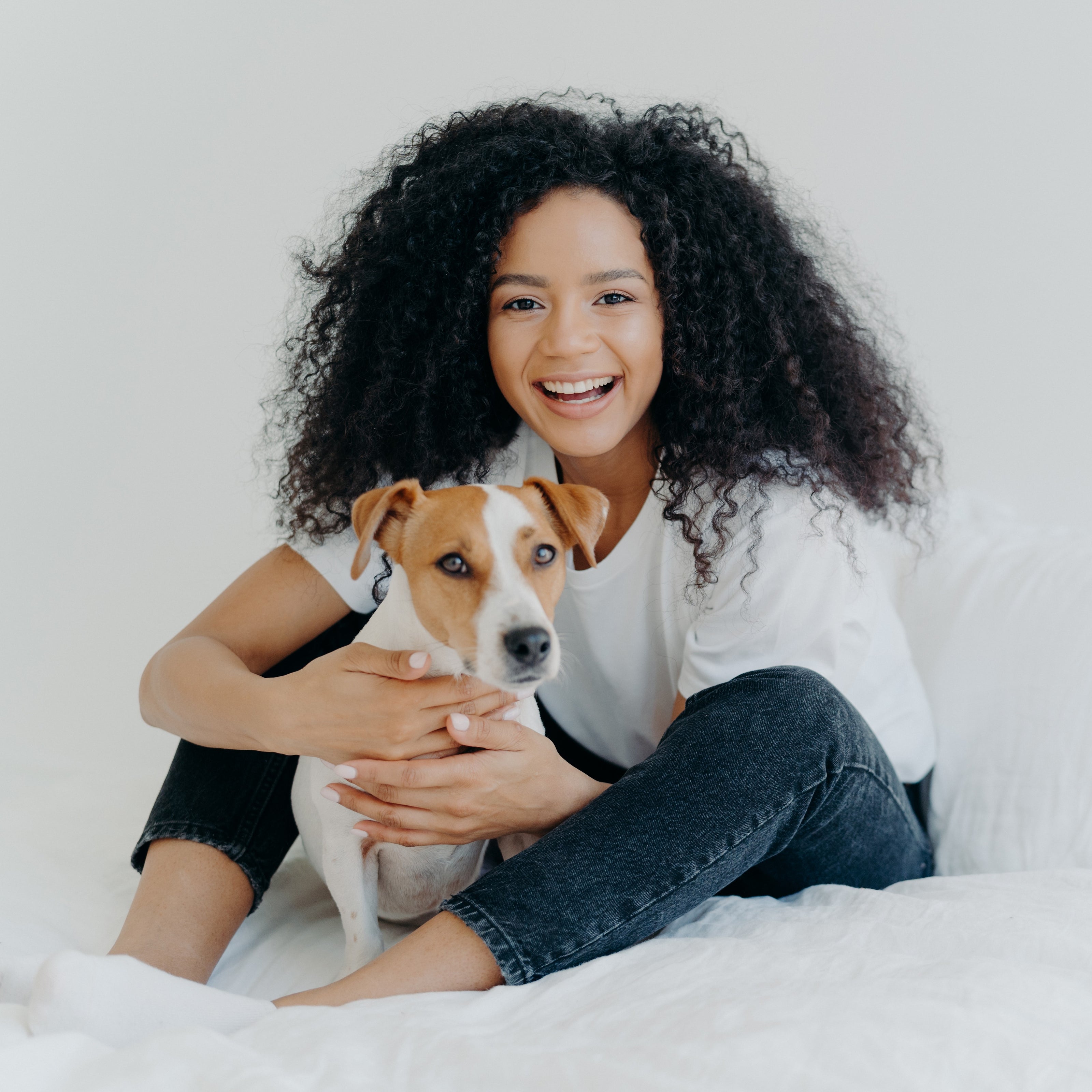 Junges Mädchen mit Terrier