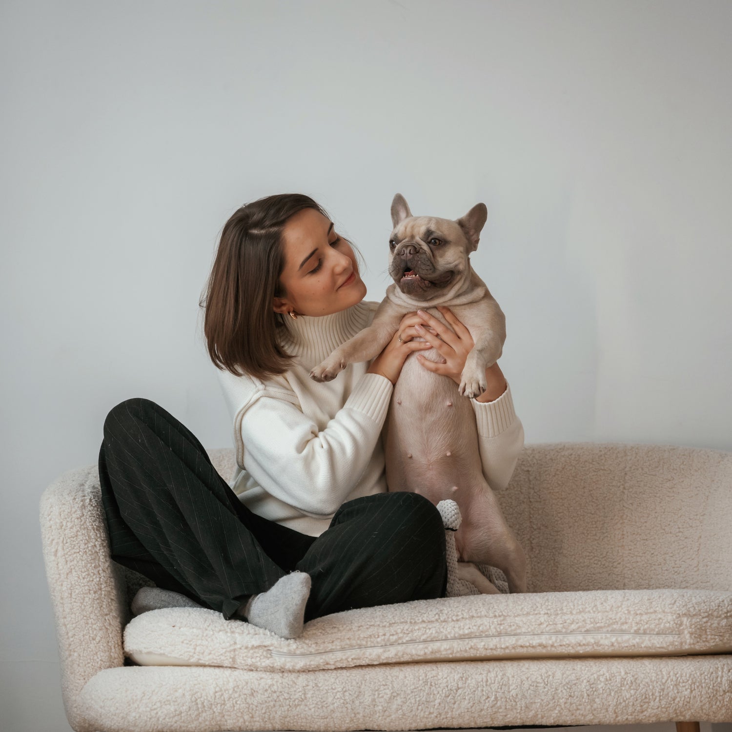 Frau mit Hund auf dem Sofa