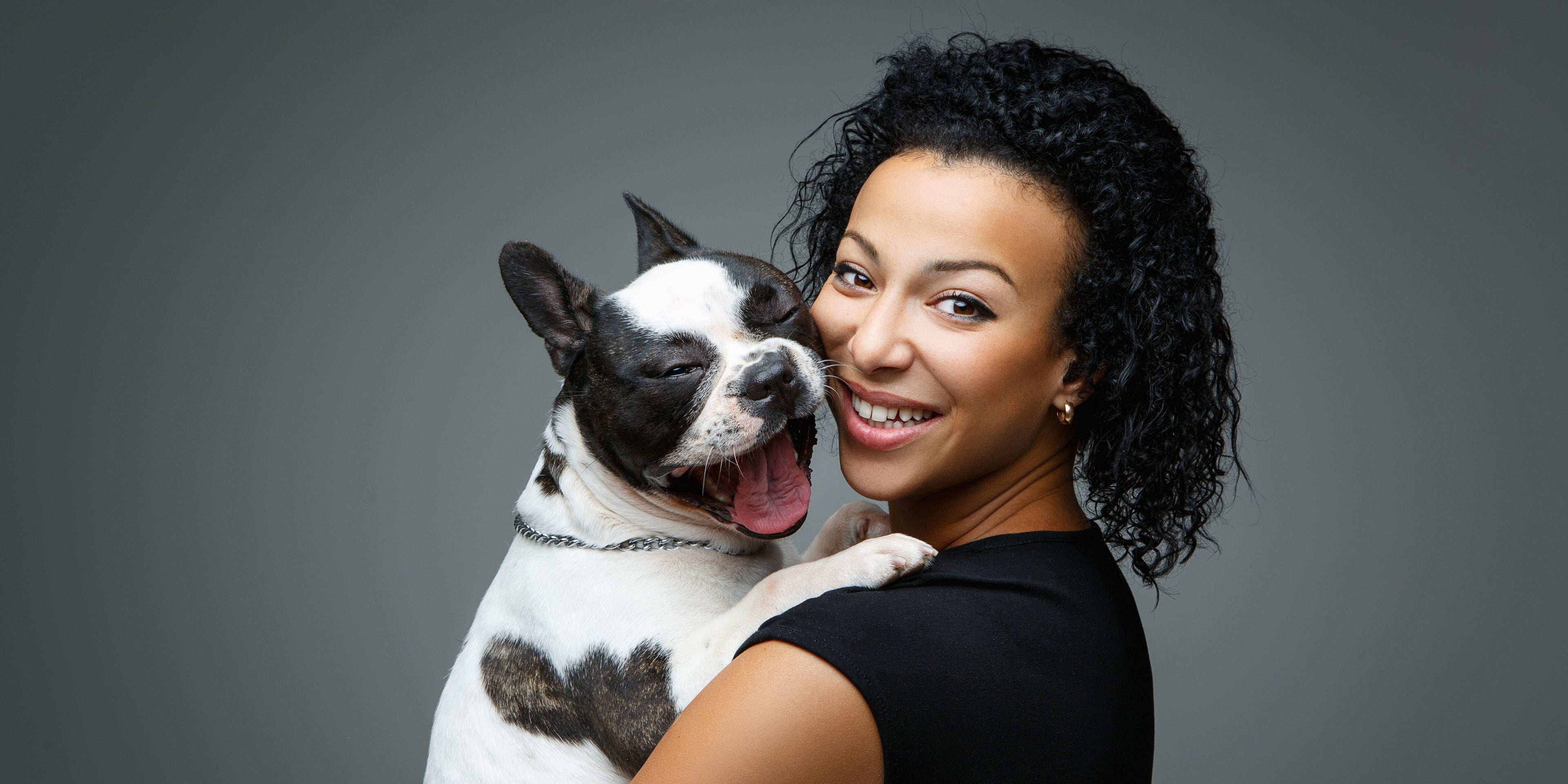 Frau mit Französicher Bulldogge auf dem Arm
